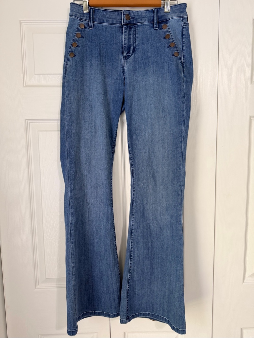 GUESS Women’s Flare Jeans Size 27 / 4 Button Detail Medium Wash